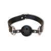 Mordaza bondage negra con correa ajustable y bola perforada para respiración.