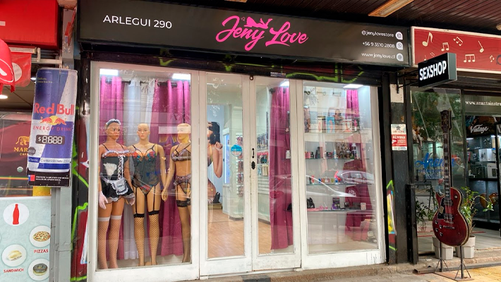 jenylove-vina-fachada Fachada de tienda JenyLove en Viña del Mar, con maniquíes en vitrina y cartel con dirección Arlegui 290.