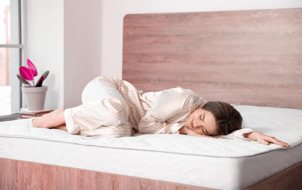 Mujer acostada en cama simbolizando placer silencioso y privado